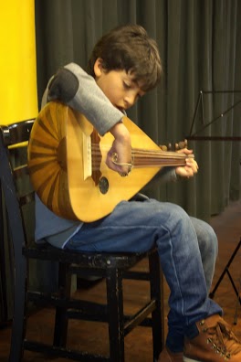 Oud lesson at the Arab British Centre